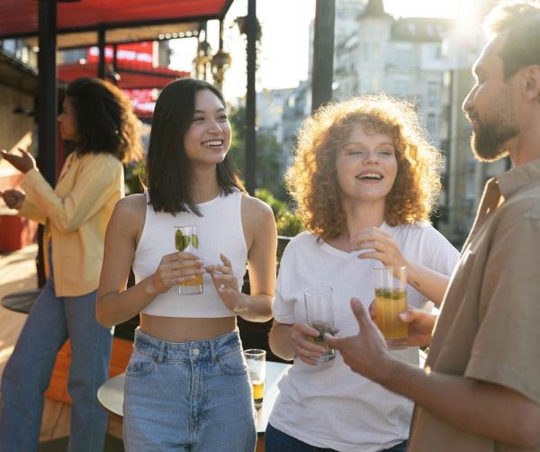 JoseMari Club Amigos tomando algo